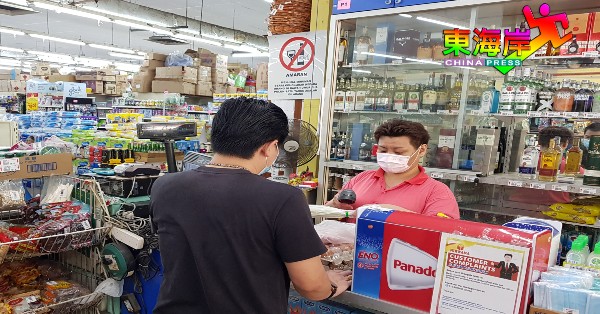 关丹妮华娜霸市设定电子采购取货柜台，方便消费者依约到场迅速付款取货。