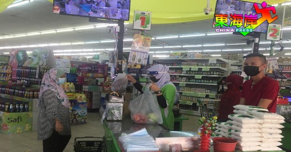 关丹再也加丁超市分行经理黄伟强（右）亲自驻守超市，监督防疫作业。