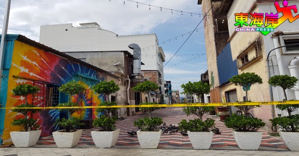 马哥打路及大街后巷艺术走廊的壁画街，前后两端入口皆被拉上黄色封锁线。