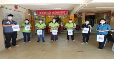 丹德教会振心阁赠送平板电脑   3华小清寒学子受惠