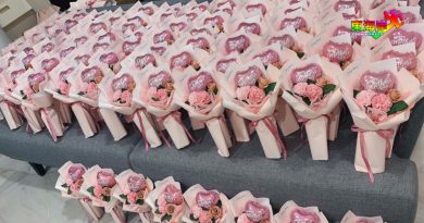 母亲节还是“疫”定要过！ 子女购花束 甜品庆祝
