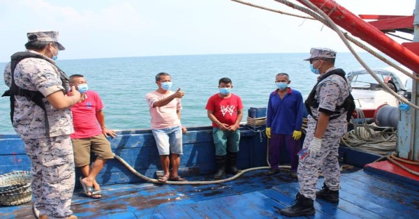 大马海事执法机构巡逻队进行登船检查时，向渔民宣导安全觉醒知识。