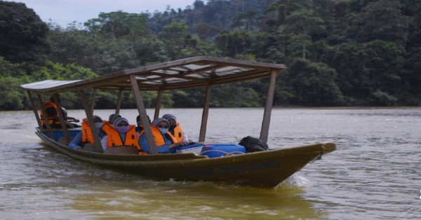 6名女医生、护士为前往原住民村而乘搭长舟渡河。