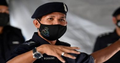 登警以无人机   高空测高温民众 　