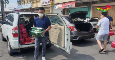 马华志工团赠送物资 助升白旗家庭度过难关