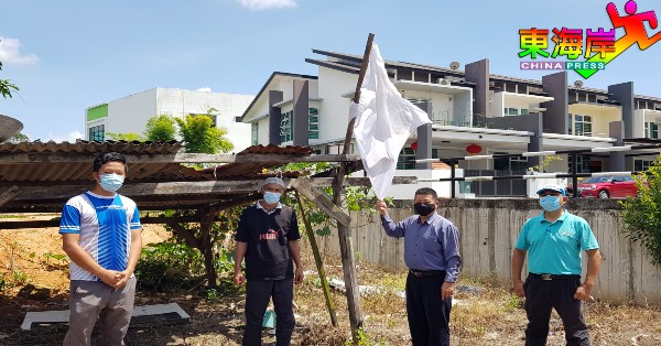 居民在沈春祥等人帮助下，重新将求助白旗挂上。