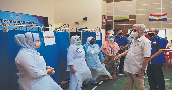 依斯迈沙比里（右2）在斯迈巴迪礼堂疫苗接种中心，慰问辛劳的医护前线人员。
