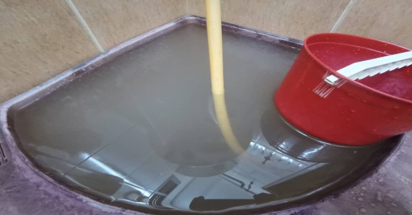 未经过滤器预先过滤的自来水，水质肮脏混浊。