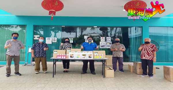 陈韵羽（左3）代表Hardex公司捐赠防疫物资予林亚狮（左5），左起黄敬情、李亚达、林骏良及陈恩典。