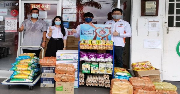 陈家镶（左起）、蔡奕炜、刘俊贤、杨文豪在加叻设立食物银行，呼吁民众捐助物资和领取。