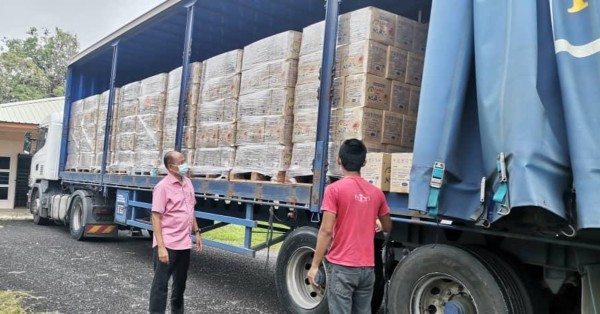 彭州政府出动罗厘将21万3900公升饮用水送往水供受影响地区助民。