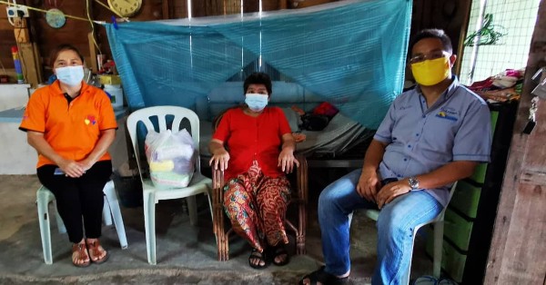 林虢综（右）在村民罗英凤（左）陪同下，家访肠癌妇女萧玉凤。