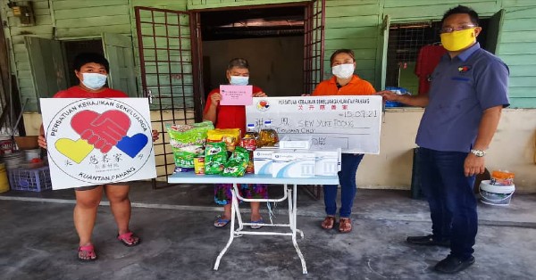 林虢综（右）代表慈善家完成移交医药物资及善款予萧玉凤（左2），右2为村民罗英凤。