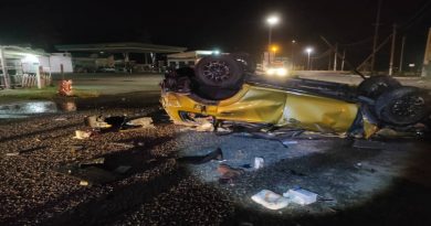 货卡撞路中积水    打滑翻覆     司机当场身亡