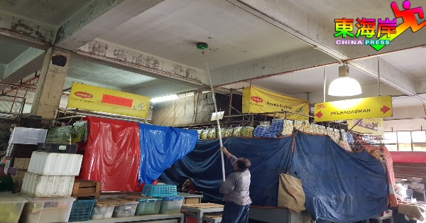 大巴刹管理层趁复业前夕，安排人员为公共区域做最后大扫除工作。