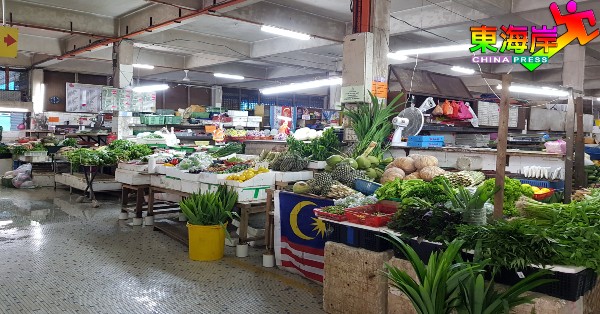 蔬菜区域小贩如常开档营生，希望新鲜蔬果吸引消费者。