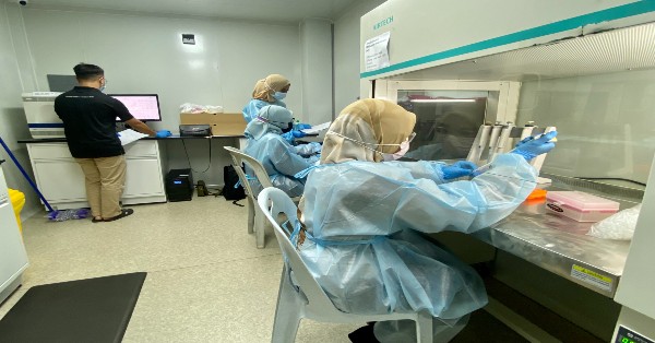 HOSPI+流动化验室化验师们谨慎进行冠病拭子筛检检测。