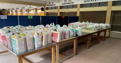 哥市中华华小家协  31份粮食包赠陷困家庭