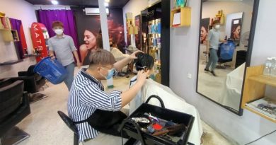完成申请才营业   理发店 按兵不动