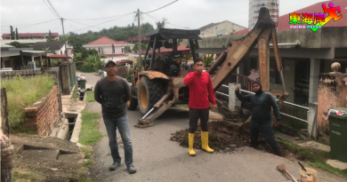 屋前水管爆裂      彭水务管理公司派员处理