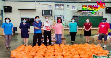 副首相发放物资   百乐8华小  67学生受惠