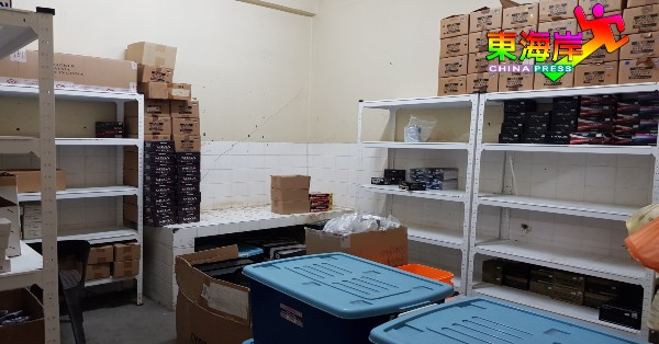 渔具店货仓小房的各货品遭二楼租户在2个月内陆续搬空。