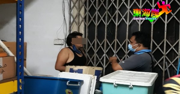 租住二楼的嫌犯（左）潜入渔具店造案时，被闻讯而至便衣警员当场逮捕。