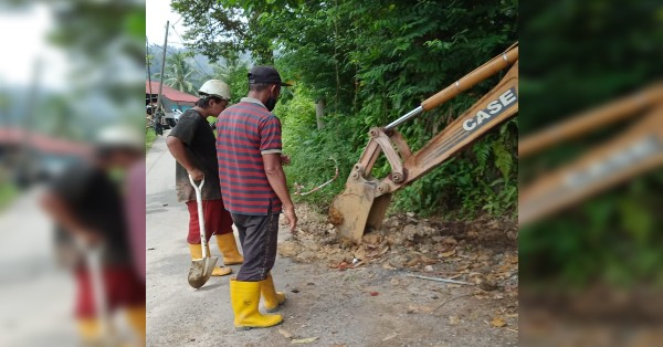 水务公司派员挖掘地下水管，以解决水供中断问题。