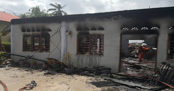 格拉东一土展区的一住家遭大火全数烧毁，损失不详。