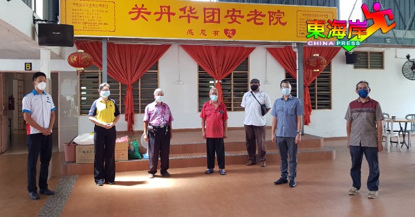 龙兆宏（左3）代表关丹华团安老院接纳蔡来成（左4）入住，左起为陈俊广、陈赛凤、叶志翔、李健聪及祖来迪。