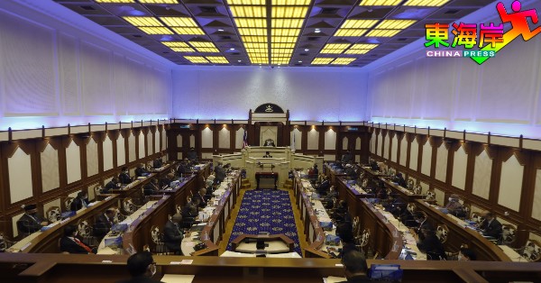 彭州政府召开第14届第4季首次议会，朝野人民代议士遵守防疫标准作业程序下赴会。
