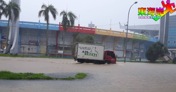 关丹达鲁马慕体育馆于年初因一场豪雨而引发一雨成灾。