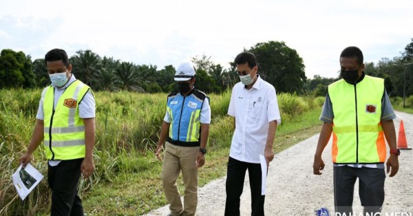 努鲁阿查里（左3）亲自率队实访频发生车祸意外的北根巴都峇利路段。