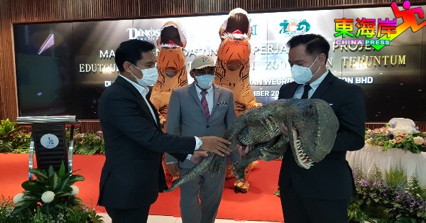 杨南伟（右）向韩丹及阿都拉欣展示材质栩栩如生的恐龙。