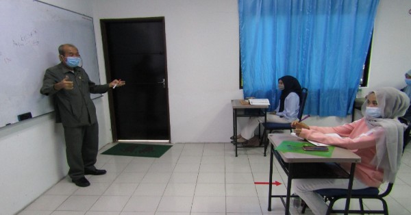 张远伦（左站者）在疫情期间教授驾驶理论课程时，不忘与学员保持远距离。（档案照）