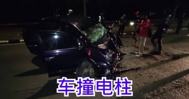 车撞电柱