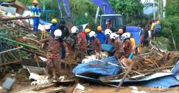 搜救队在建筑残骸中寻获遭活埋妇女遗体。