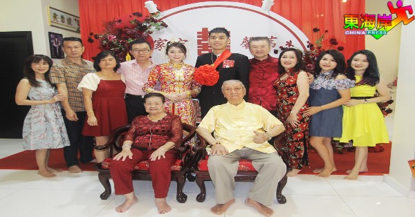 新娘黄馨苇（左站5）与夫婿刘家宏，在出阁前与祖父母黄世龙、叶金莲及长辈们合影。