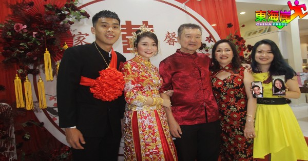 新人刘家宏及黄馨苇通过视频通话，在出嫁礼上与父母姐弟妹拍下全家福。