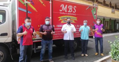 关丹MBS连锁文具店     移交日常用品给各源流小学
