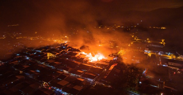 猛烈火势从加叻新村烧起，夜空中，火势骇人。（徐国庭摄）