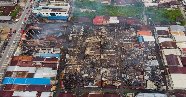 加叻新村大火灾蔓延至大街店铺后，导致数十间商店住家被烧毁，鸟瞰图中清楚可见灾情骇人。（徐国庭摄）