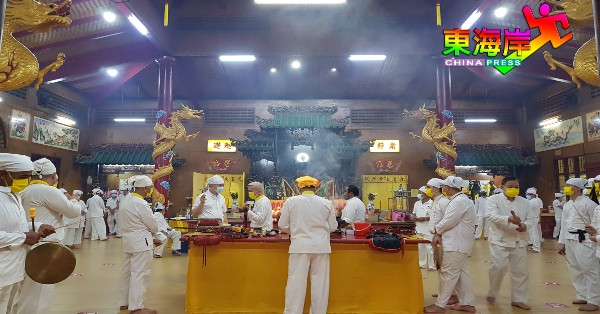 关丹斗母宫坛前组成员在遵守SOP下，引领恭迎九皇大帝圣驾仪式。
