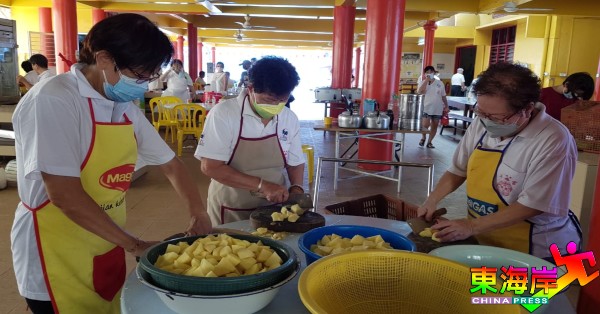 妇女义工们为准备素食而忙于准备蔬菜食材。