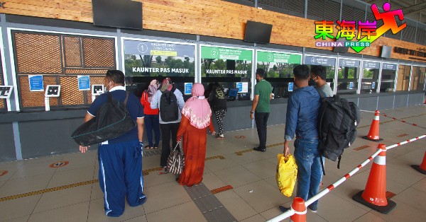 关丹长途巴士总站售票柜台于周一（11日），仅有零散购票民众及索票搭客。
