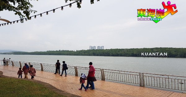 不少家长趁周末举家到关丹河畔公园走动赏景、打卡。
