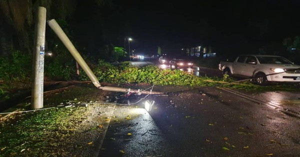 直凉丽雅花园路口灯柱折断一半，电线塌倒在地，民众受促小心行驶！