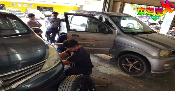 车厂维修员在全线恢复作业后，忙于为车辆送修的客户服务。