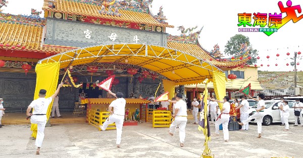 关丹斗母宫为庆祝辛丑年九皇大帝宝诞，举行“收军”仪式。