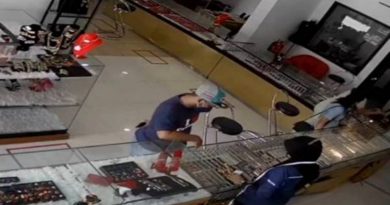 假装选购抢金饰 警寻男子助查
